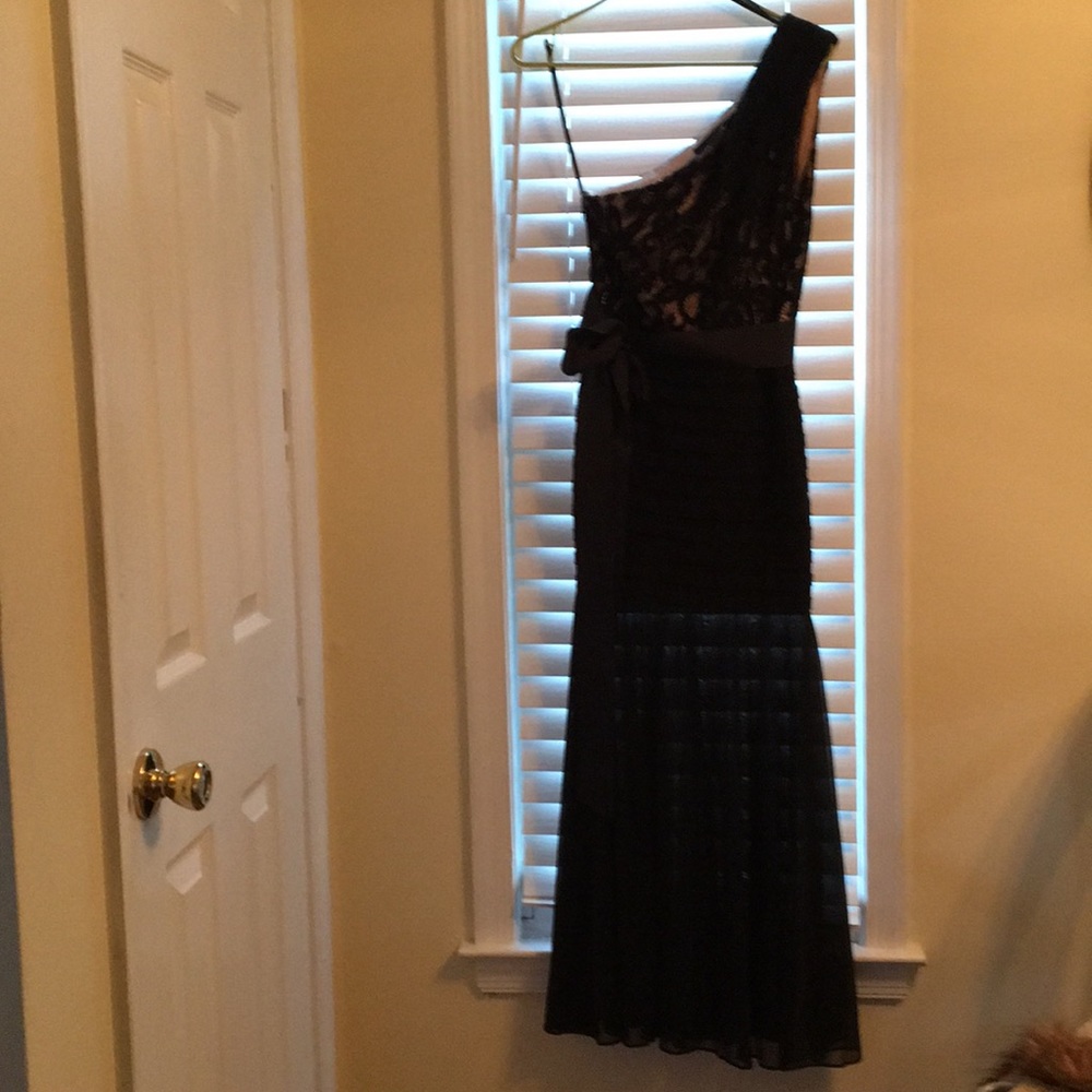 Black tie petite lace gown.